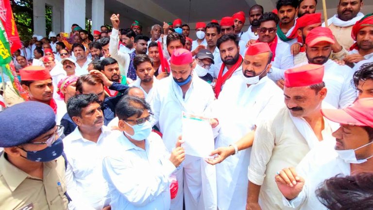 वर्तमान सरकार द्वारा प्रदेश में भ्रष्टाचार‚ और लोकतंत्र की हत्या सहित अन्य मुद्दों को लेकर समाजवादी पार्टी के कार्यकर्ता ने किया धरना प्रदर्शन।
