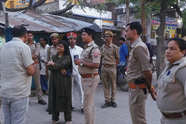 ज़मानिया नगर निकाय चुनाव के मद्देनजर उपजिलाधिकारी हर्षिता तिवारी के नेतृत्व में क्षेत्राधिकारी द्वारा शराब की दुकानों का किया गया निरीक्षण।