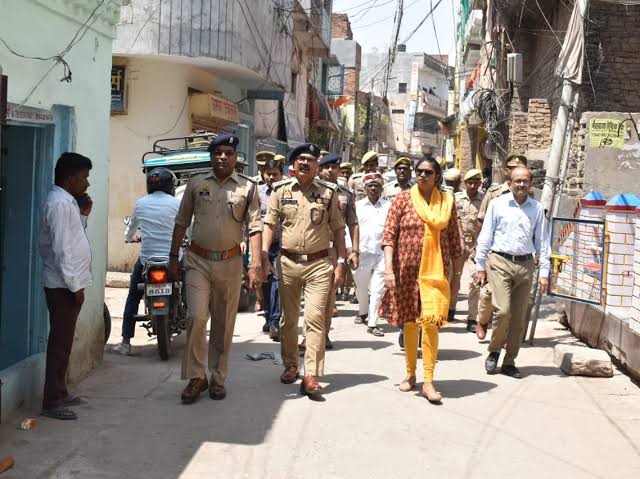 डीएम एसपी ने किया पोलिंग बूथों का निरीक्षण, दिए कड़े निर्देश