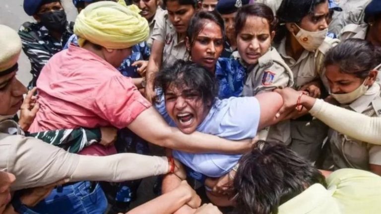 दिल्ली पुलिस ने पहलवानों को जंतर-मंतर से हटाया,और किया एफ़आईआर दर्ज