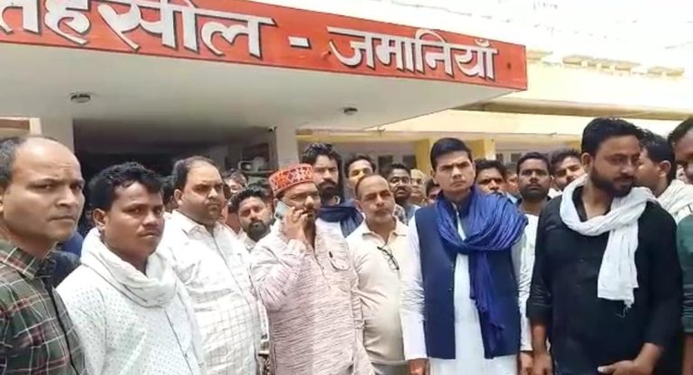 लोगों का नाम 107/16 में अशांति फैलाने में डालने को लेकर किया विरोध तहसील मुख्यालय पर भीड़ हुई इकट्ठा