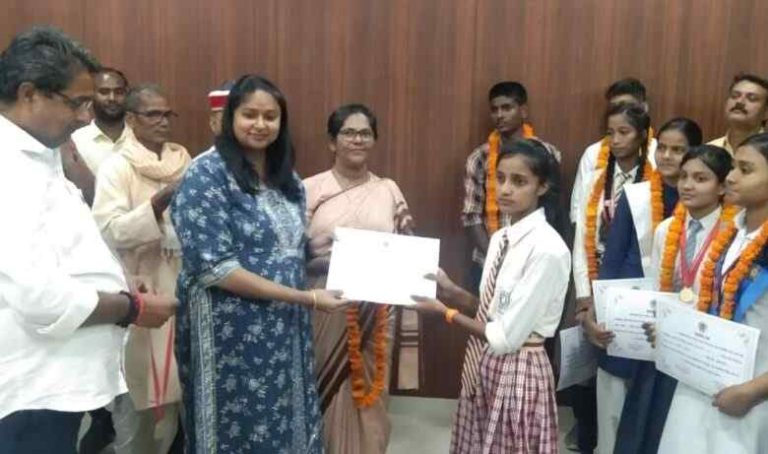 हाईस्कूल एवं इंटर की परिक्षा पास करने वाले छात्रों को जिलाधिकारी ने किया पुरस्कृत