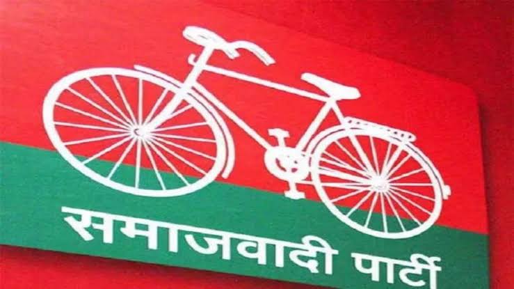 गाजीपुर। सपा प्रत्याशी दिनेश यादव समेत कई सपा नेताओं ने सदर कोतवाली में दिया धरना।