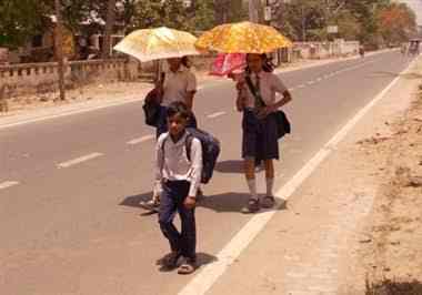 तेज धूप से लोगों की बढ़ी मुश्किलें गर्मी से लोग परेशान