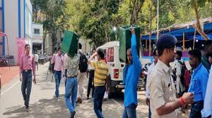 4 मई को होने वाले मतदान को लेकर पोलिंग पार्टियां सुबह ही हुई रवाना ।