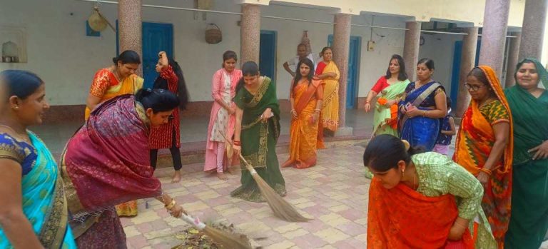 नन्दगंज में भाविप की महिला सदस्यों ने गंगादास आश्रम में की साफ-सफाई और चाड़ीपुर चण्डिका धाम पर लगाया पौधा।