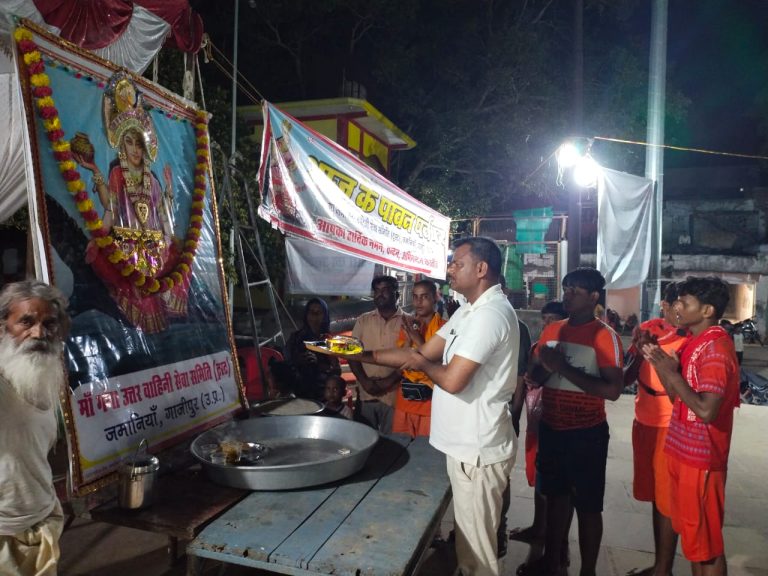 मां गंगा उत्तर वाहिनी सेवा समिति के द्वारा कांवरियों के लिए भंडारे का आयोजन