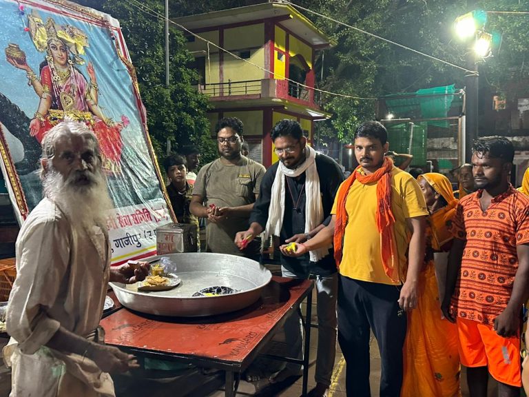 मां गंगा उत्तर वाहिनी पूजा व सेवा समिति के तत्वावधान में भंडारे का किया गया आयोजन