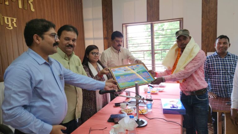 गंगा में डूब रहे दो युवकों को बचाने वाले युवक को  प्रशस्‍ति‚पत्र व अंगवस्त्र देकर किया गया सम्मानित