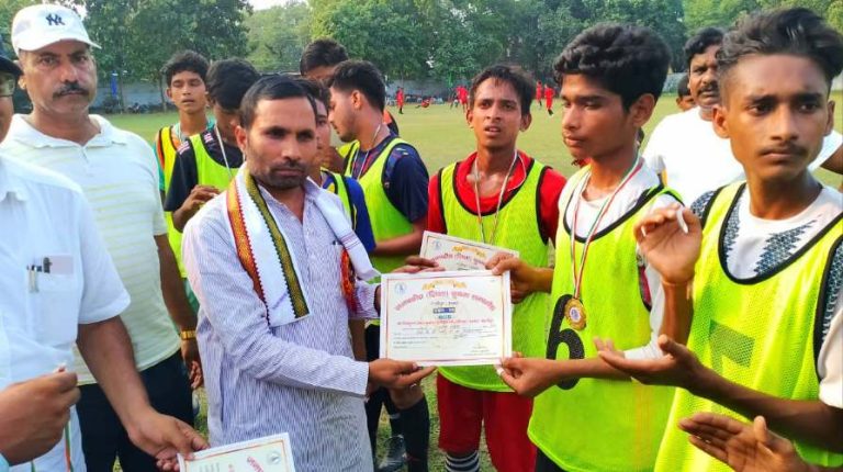 मलसा स्थित हरिद्वार स्टेडियम में आयोजित फुटबॉल प्रतियोगिता के फाइनल में मुकाबले में एसकेबीएम इंटर कॉलेज दिलदारनगर की टीम बनी विजेता।