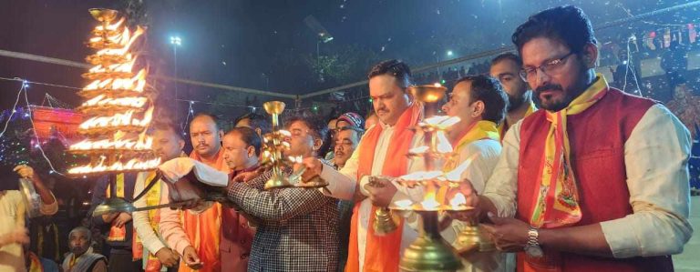 बड़ी धूम-धाम से मनाई गई देव दीपावली, दीयों से जगमग हुआ जमदग्नि परशुराम घाट