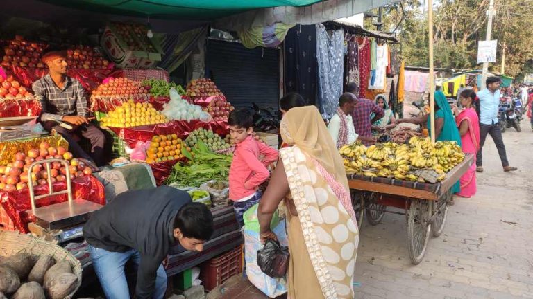 छठ महापर्व को लेकर सजने लगा बाजार, महंगाई के बाद भी जमकर हो रही खरीदारी