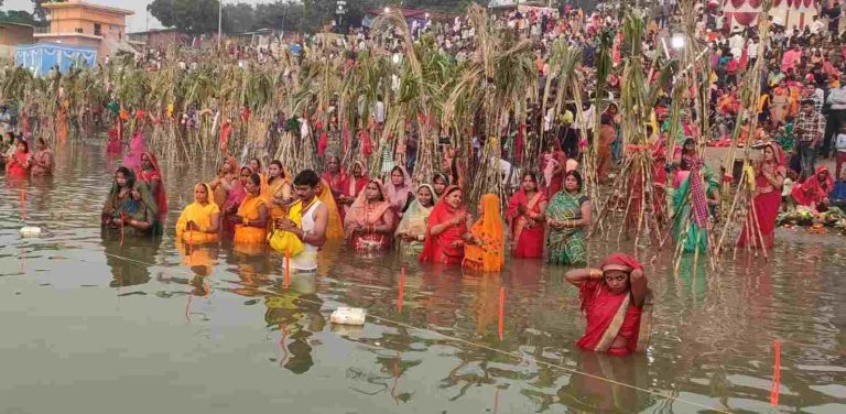 उगते सूर्य को अर्घ्य के साथ संपन्न हुआ छठ का महापर्व