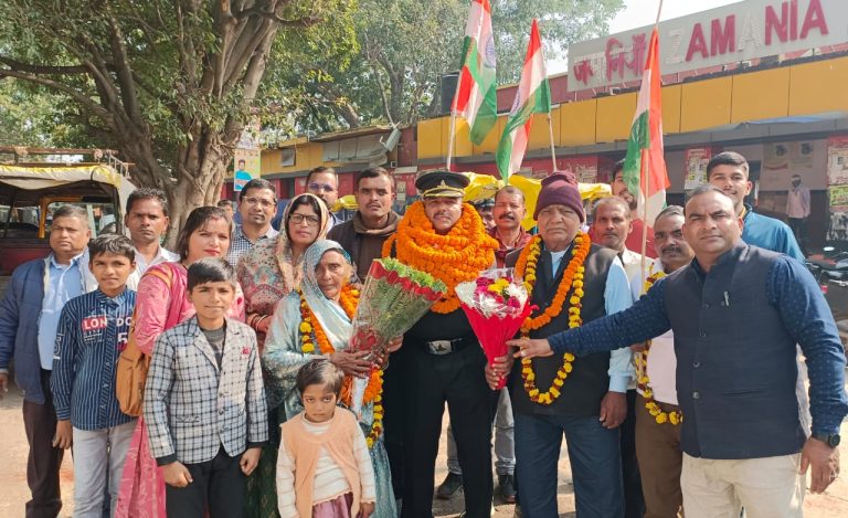सेवानिवृत कैप्टन का अपने पैतृक गांव पहुंचने पर हुआ जोरदार स्वागत