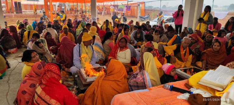 गायत्री महायज्ञ के लिए दूसरे दिन भी जुटी श्रद्धालुओं की भारी भीड़
