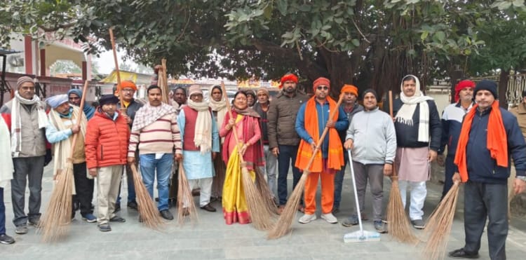 पूर्व विधायक सुनीता सिंह ने की मां कामाख्या देवी मंदिर में साफ-सफाई, कहा- 22 जनवरी को मनाएं दीपोत्सव