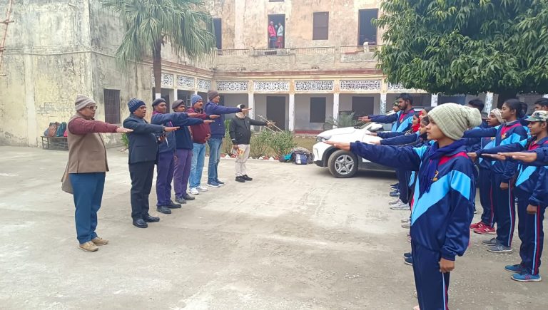 मतदान के प्रति लोगों और छात्र-छात्राओं को जागरूक