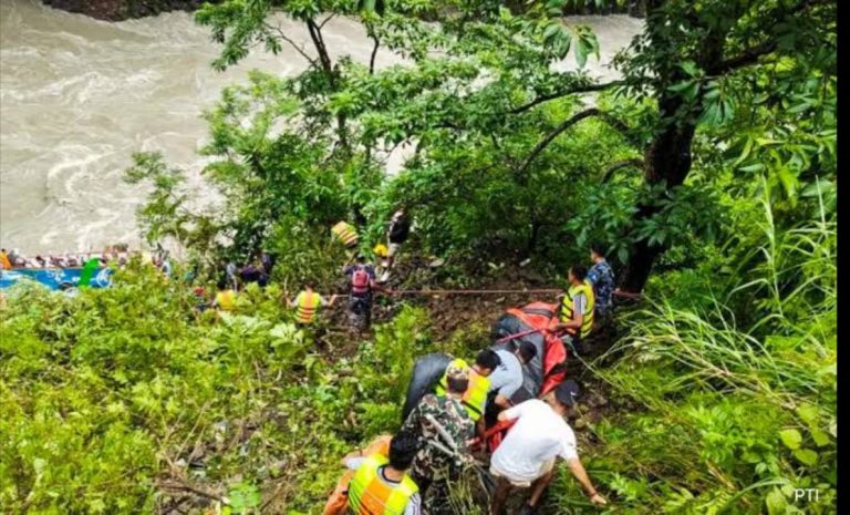 यात्रियों से भरी बस मर्सियांगडी नदी में गिर जाने से 15 की मौत।