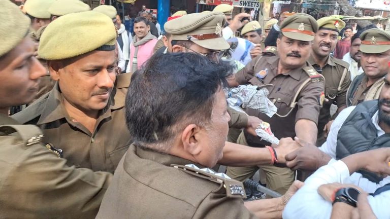 गृह मंत्री अमित शाह के बयान पर बवाल, सपा कार्यकर्ताओं में आक्रोश किया विरोध प्रदर्शन