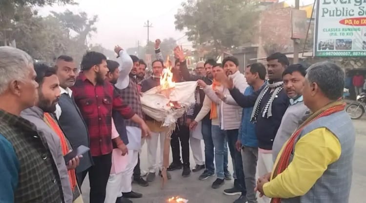 भाजयुमों कार्यकर्ताओं ने फूंका राहुल गांधी का पुतला