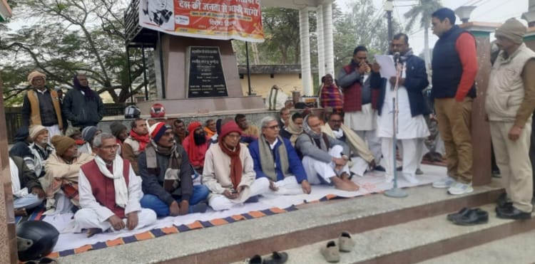कम्युनिस्ट पार्टियों ने दिया धरना, मांगा गृहमंत्री का इस्तीफा