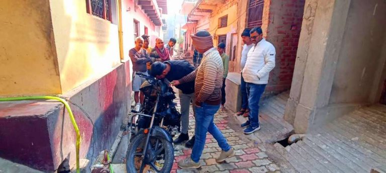 ढढनी भानमल राय गाँव में अज्ञात ने दरवाजे पर खड़ी मोटरसाइकिल को किया आग के हवाले।