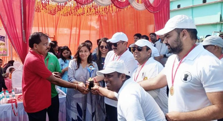 अपर जिला जज शक्ति सिंह ने जीता मैन ऑफ द मैच, जिला जज ने दिया ट्राफी