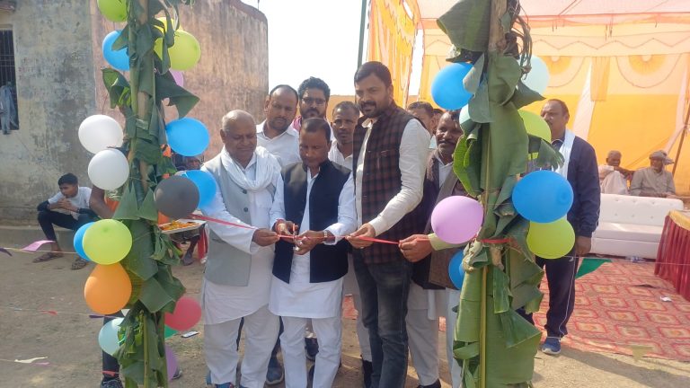 वॉलीबॉल प्रतियोगिता का विधायक प्रतिनिधि मन्नू सिंह ने फीता काटकर किया उद्घाटन, खिलाड़ियों को दी शुभकामनाएं