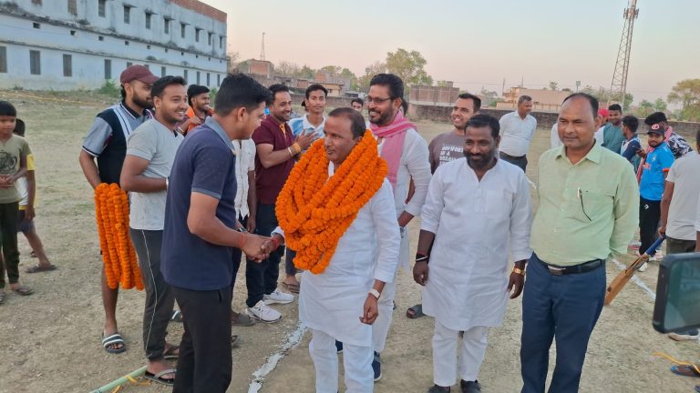 प्रतिनिधि मन्नू सिंह ने क्रिकेट प्रतियोगिता का किया उद्घाटन