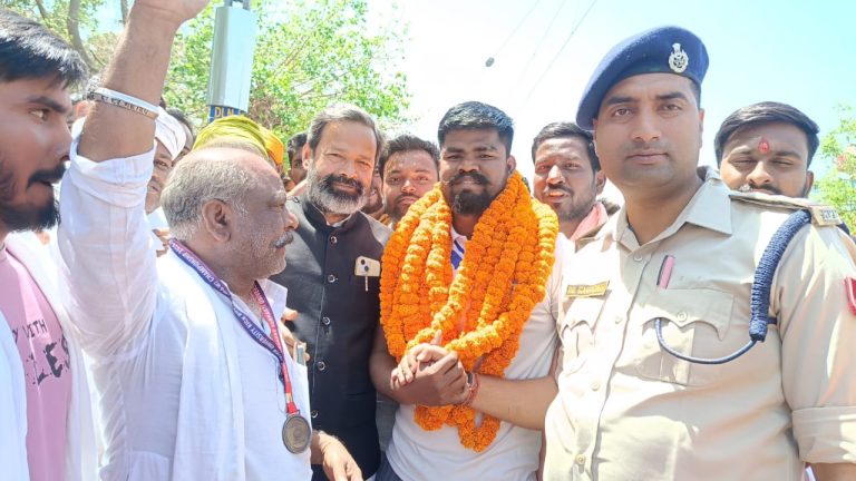मिर्चा गांव के किक बॉक्सिंग खिलाड़ी ध्रुव कुमार गुप्ता के कांस्य पदक जीतकर आने पर हुआ जोरदार स्वागत