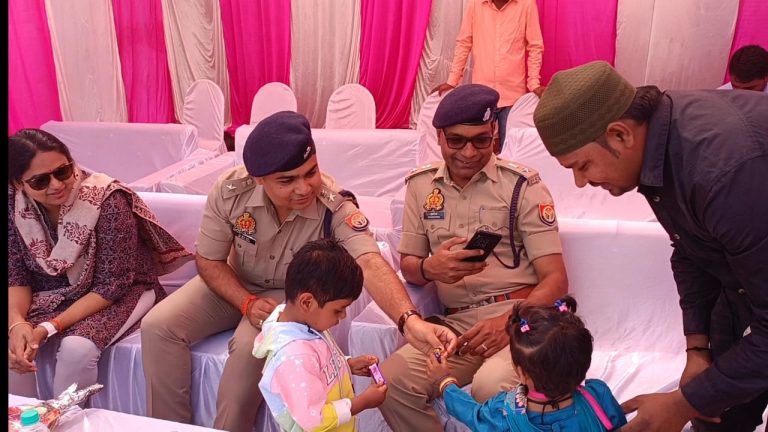डीएम एसपी ने बच्चों को चाकलेट देकर बाटी ईद की खुशियां 