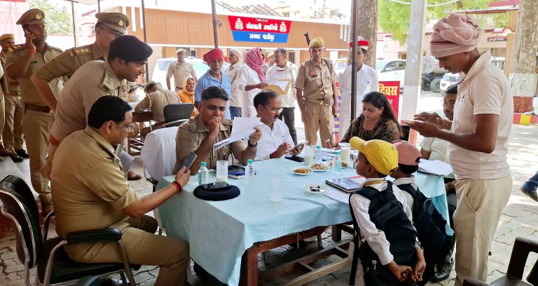 पुलिस अधीक्षक ने थाना समाधान दिवस पर सुनी लोगों की फरियाद, 13 मामलों में 2 का हुआ निस्तारण