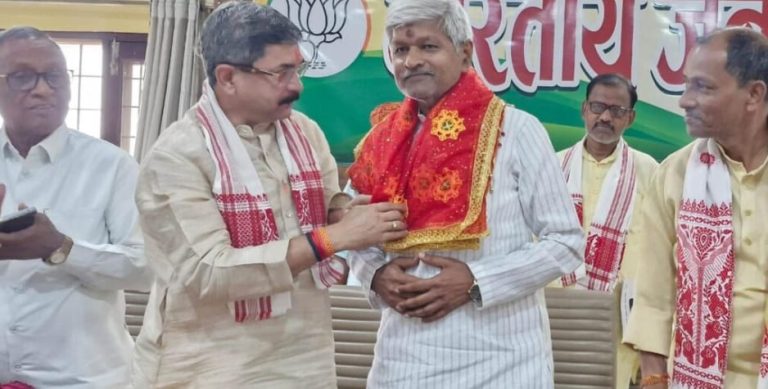 पूर्व मंत्री विजय मिश्रा ने किया नवागत भाजपा जिलाध्यक्ष को सम्मानित