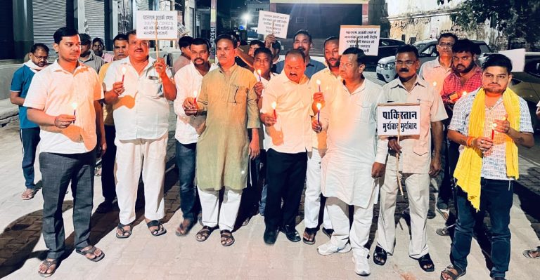 दिलदारनगर:पहलगाम में हुए आतंकवादी हमले में जान गंवाने वाले निर्दोष लोगों की स्मृति में निकाला गया कैंडल मार्च