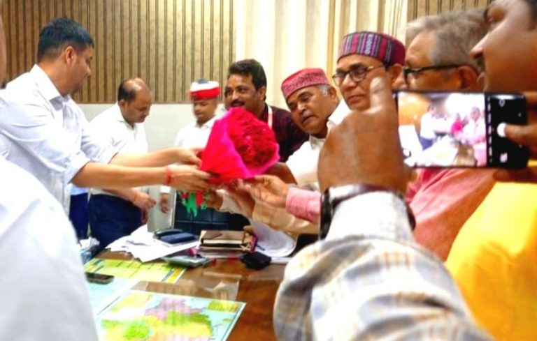 ग्रामीण पत्रकार एसोसिएशन गाजीपुर इकाई के ग्रापए के प्रतिनिधि मंडल ने की नवागत जिलाधिकारी मुलाकात।