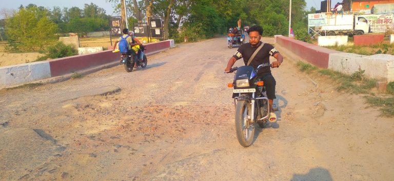 जर्जर जमानिया-दिलदारनगर मार्ग दे रहा है किसी बड़ी समस्या को चुनौती।
