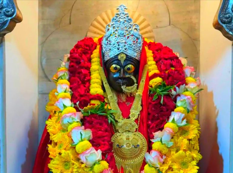 गहमर प्रथम दिन कामाख्या देवी मंदिर में भक्तों की भारी भीड़ उमड़ी माला,और लरी की दामों में वृद्धि।
